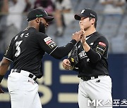 이틀 연속 약속의 8회! KT, LG에 8-7 승리...5위 수성+승률 5할까지 단 1승 남았다!! [MK잠실]