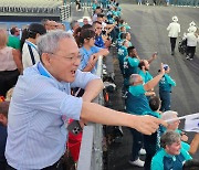 대한민국 선수단 향해 태극기 흔드는 유인촌 장관