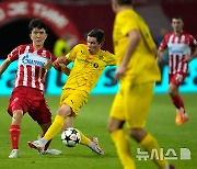 UCL PO 2차전서 공 다투는 황인범