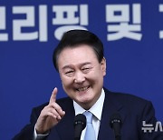 답하는 윤석열 대통령