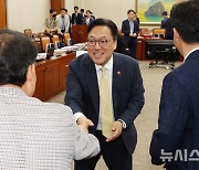 윤한홍 위원장과 인사하는 김병환 금융위원장