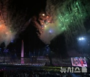 파리 하늘 수놓는 패럴림픽 개막식 축포