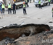 텅 빈 선상로 도로 밑