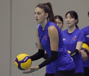 여자배구 IBK 새 외인 빅토리아 "김연경과 맞대결 기대돼"