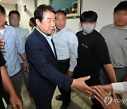 법원 나서는 김충섭 김천시장