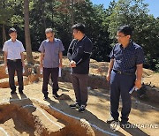 전북 군산시 미룡동 고분군 발굴 조사 현황 점검하는 이경훈 차장