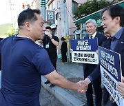 퇴근길 시민과 인사하는 조국혁신당 조국 대표