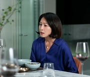 '보통의 가족' 김희애, 완벽한 워킹맘…가족·진실 사이 처절한 몸부림