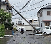 초강력 '산산'이 부순 일본…전봇대 쓰러지고 차 뒤집고