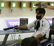 패럴림픽 한국 첫 금메달 나왔다…사격 조정두의 '금빛 총성'