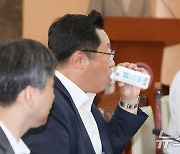 목 축이는 주형환 부위원장