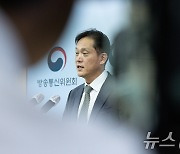 답변하는 김태규 직무대행