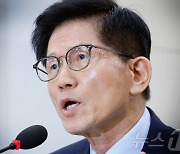 尹대통령, 김문수 고용노동부 장관에 임명장 수여