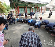 어르신들께 큰절 올리는 조국 대표