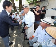 어르신들께 인사하는 조국 대표