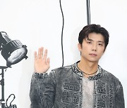 우영, 근사한 인사