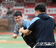 [포토] 프로 데뷔 첫 승 정현수, 짜릿한 물세례