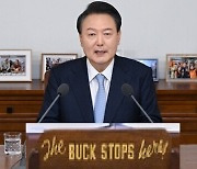 윤 대통령 앞 “the BUCK STOPS here!” 명패…그래서 언제쯤?