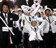 [사진] 갓 쓴 기수와 ‘위풍당당’ 패럴림픽 선수단