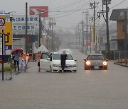 태풍 ‘산산’, 강우량 884㎜ 기록적 폭우…일 규슈 강타 후 ‘무서운 동진’