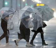 '열도 관통' 태풍 산산, 현재까지 日 사망 6명·부상 121명