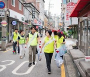 ‘강동구 클린데이’…이수희 강동구청장, 구민과 함께 곳곳 청소