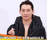 비(RAIN), 진영이형 환갑잔치(?)는 빠질 수 없죠 (더 딴따라 JYP 포토월) [뉴스엔TV]