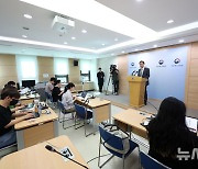 국회 과방위 감사요구 관련 입장 말하는 김태규 방통위원장 직무대행