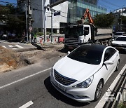 도로 침하 복구작업으로 성산로 차량 정체