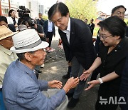 곡성 옥과 어르신 만난 조국