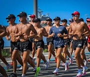 해군 최초 여군 심해잠수사 탄생…"훈련 위해 긴머리 싹뚝"