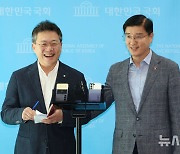 11년 만의 여야 대표 회담… 한동훈-이재명, 90분간 민생·금투세 논의 [뉴시스Pic]