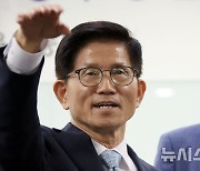 직원들 향해 손짓하는 김문수 고용노동부 장관