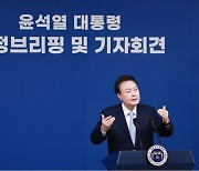 대통령 브리핑 '혹평'한 야당... "혼자 딴 세상 살고 있나"