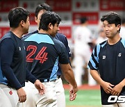 동료들에게 축하 받는 정현수 [사진]