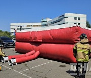 광양소방서, 10층용 에어매트·53m  올라가는 고가사다리차 훈련