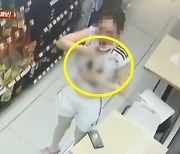 CCTV 있는데 코 파고 상의에 손 넣고 쓱…사용한 휴지 테이블에 버린 민폐 여성