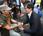 어르신 배식에 무릎 꿇고 눈높이도 맞춘 조국…민주당 앞서 호남 민심 가져오나