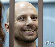 Russia Journalists Arrested