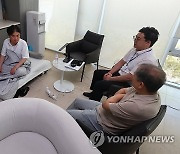 '단식 5일차' 임현택 회장, 건강상 이유로 건물 내부진료시설로 이동