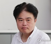 '단식 5일차' 임현택 회장, 건강상 이유로 건물 내부진료시설로 이동