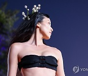 늦여름 저녁에 열린 친환경 패션쇼