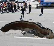 "평소와 달라" 서울 강남서 도로 내려앉아...종로선 싱크홀