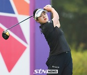 [STN포토]안전하게 티샷 날리는 이선영2