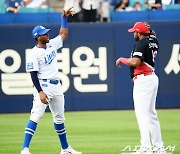 [포토] 삼성 디아즈-KIA 소크라테스 '대구에서 만나 반갑게 인사'