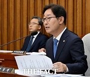 박범계 "뒤늦게 가는 녹슨 칼, 결국 자신들 벨 것"…'文 겨냥' 檢수사 직격