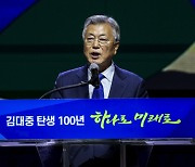 “전직 대통령 두명 구속한 文…측근들의 ‘정치보복’ 운운은 후안무치” 비판 쏟아낸 홍준표