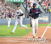 [MD포토] 고승민 '기분좋은 선취 득점'