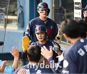 [MD포토] 손호영-윤동희 '득점 성공'