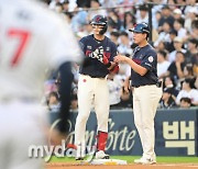 [MD포토] 윤동희 '곽빈 상대로 안타'